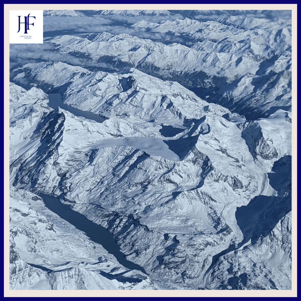 Photographie aérienne des Alpes enneigées