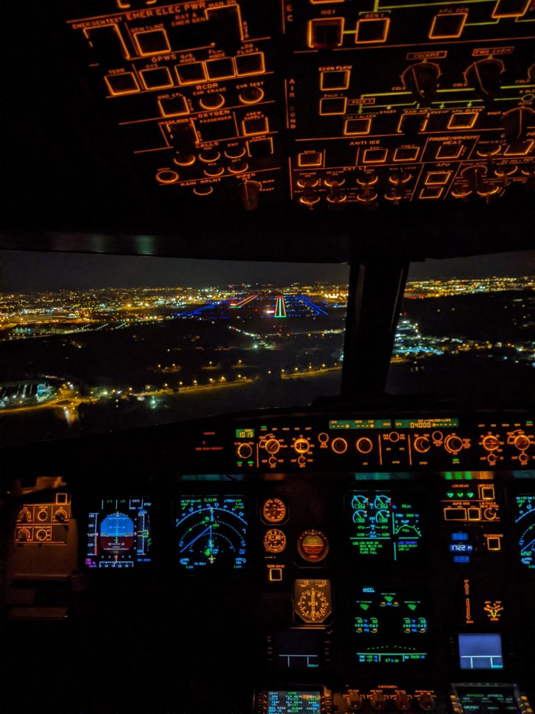 Cockpit Airbus A320 finale Toulouse Blagnac aéroport de nuit