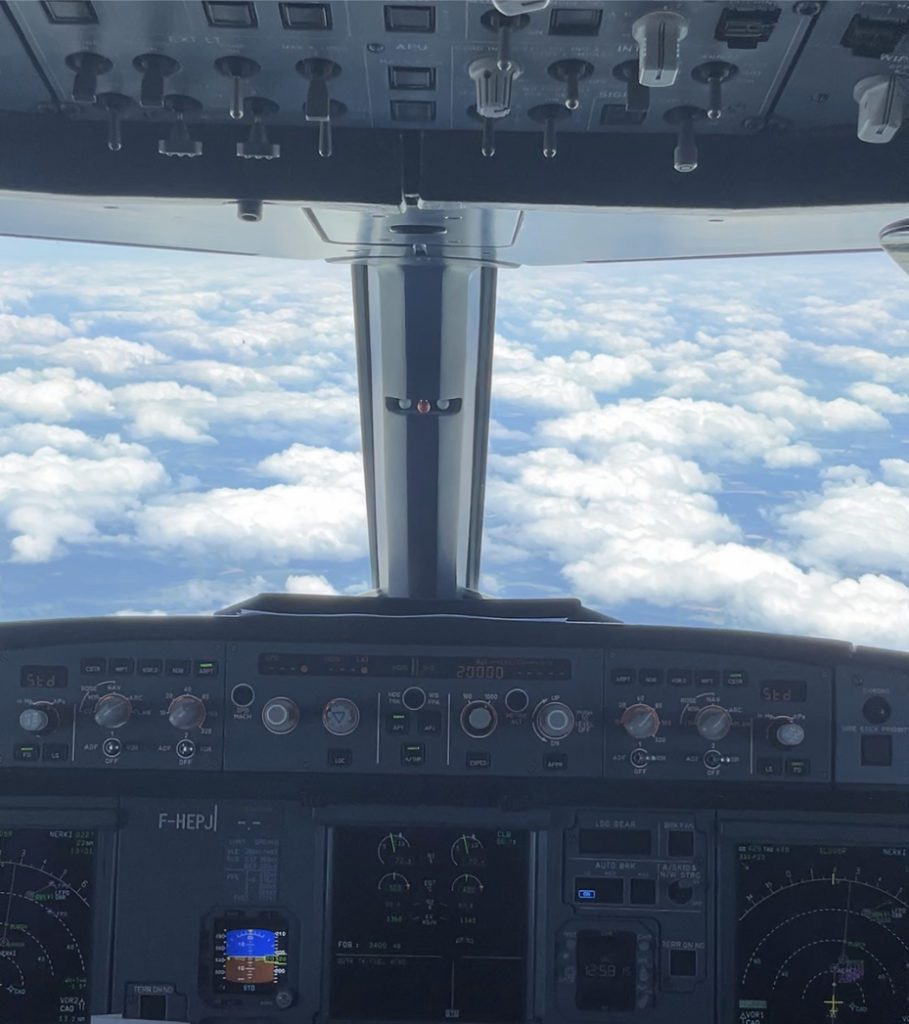 Cockpit Airbus A320 vol au dessus des nuages
